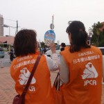 捨て猫捨て犬防止を呼びかけるチラシの配布