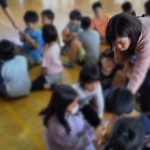 内間小学校2年生　先生もお手伝いしていただきました