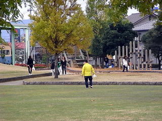 広い公園をみんな散らばり活動します