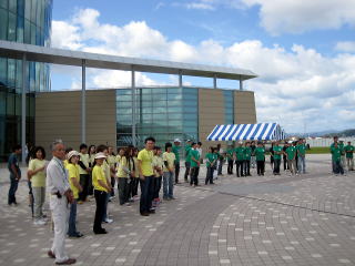 今年は我々や(社)福井県獣医師会等の運営スタッフが一同に集まり朝礼をおこないました